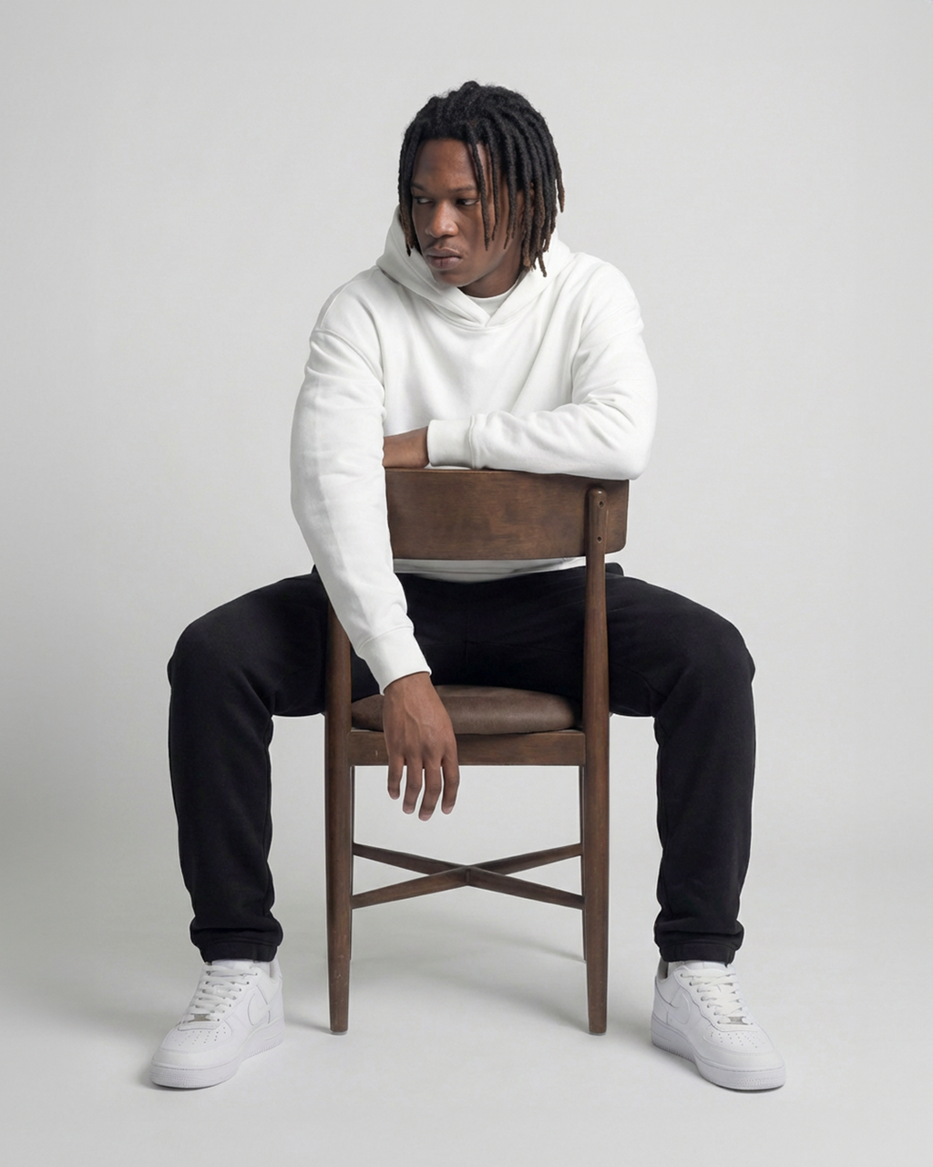 Pantalón Liso Negro + Hoodie Blanco
